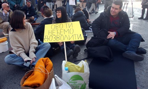 Studenti ponovno na ulicama Beograda: Počeli 24-satnu blokadu ispred ministarstva