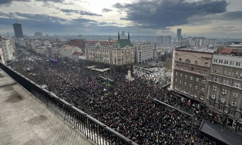 Tisuće ljudi u Beogradu u dosad najmasovnijem prosvjedu traži poništenje izbora