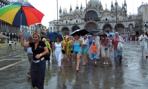 Venecija zabranjuje veće turističke grupe i njihove zvučnike