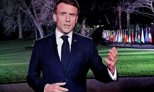 Macron najavio uniforme u školama, ograničavanje vremena pred ekranima za djecu