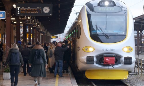 Umirovljenicima besplatan prijevoz vlakom diljem Hrvatske, evo kako do njega