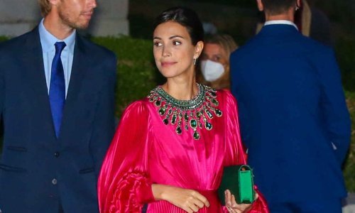 Elegantna i kao stvorena za prikrivanje trbuščića: Ljepšu haljinu od ove teško je naći