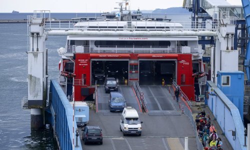 Nasilni poljoprivrednici zaustavili trajekt na kojem je bio njemački ministar