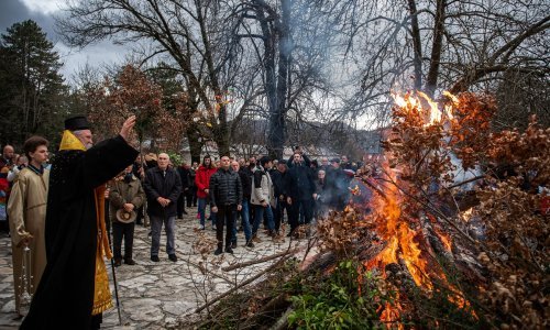Trostruko podijeljeni pravoslavni vjernici u Crnoj Gori slave Badnji dan