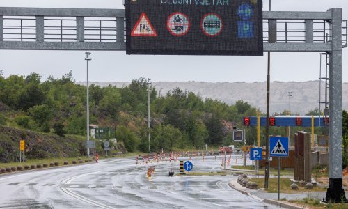 Vjetar stvara probleme: U prekidu brojne brodske linije, zabrane na Jadranskoj magistrali i autocesti A7