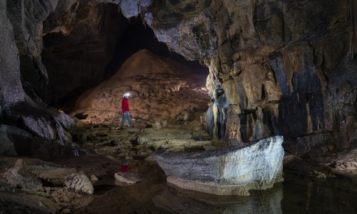 Tročlana obitelj i dva turistička vodiča zarobljeni na 2400 metara spilje u Sloveniji