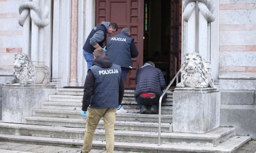 U Puli zapaljena vrata crkve