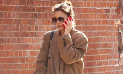 Kaput kakav nosi kraljica ulične mode pravi je modni klasik, a tek tenisice...