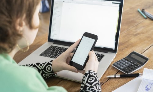 Istraživanja pokazala da korištenje privatnog telefona na poslu može ublažiti stres