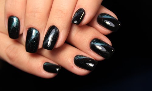 Zaboravite na decentne lakove za nokte, nosi se gothic manikura