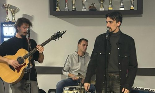 Zvijezda 'The Voicea' zagrijava se za predstojeći nastup u showu nastupajući sa svojim sastavom