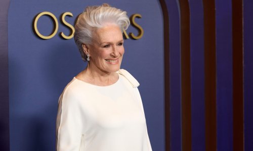 Ovo je jedna od boljih frizura za sjedokose dame, a 76-godišnja zvijezda zna kako je nositi