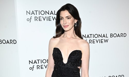 Anne Hathaway plijenila elegancijom: Haljina efektnog dekoltea za stajling bez greške