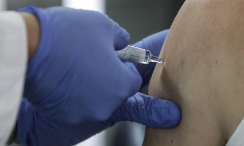 WHO upozorio na 'nevjerojatno niske' stope cijepljenja protiv covida-19 i gripe