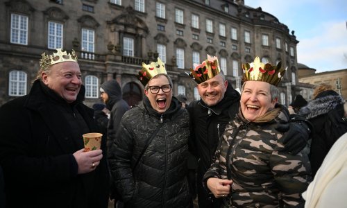 Ovako se građani opraštaju od kraljice koja više od 52 godine vlada svojom zemljom