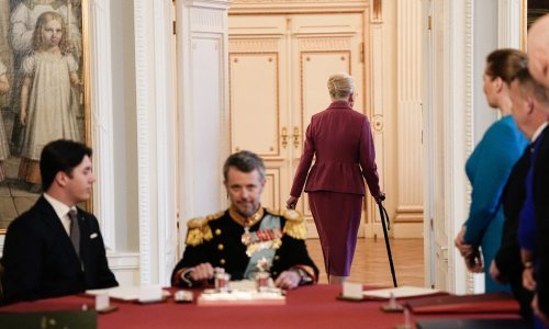 Prve fotografije novog danskog vladara; nasmiješeni kralj u društvu sina, a kraljica odlazi u povijest