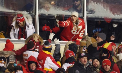 Ni hladnoća im ne može ništa! Taylor Swift navijala za svog Travisa