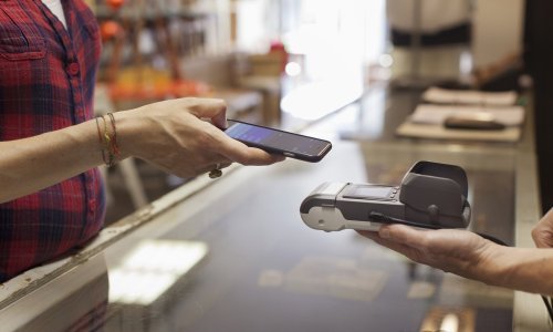 Hrvati provedu na mobitelu više od četiri sata dnevno; 82 posto želi ga koristiti za plaćanja
