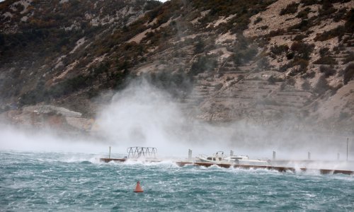 Zbog jakog vjetra zatvorena dionica Jadranske magistrale, u prekidu i trajektne linije