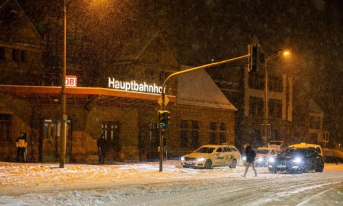 Snijeg i led rade kaos u Njemačkoj, otkazano stotine letova