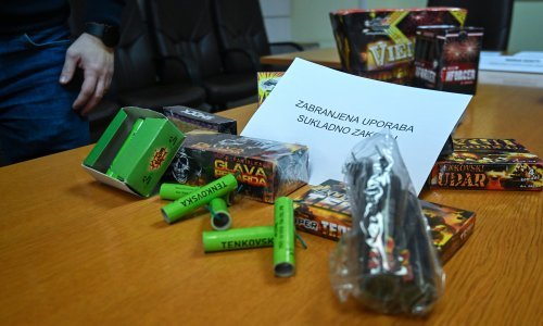 Policija otkrila osobe koje su u školi aktivirale petarde