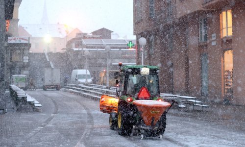 Snijeg stvara probleme u prometu u Zagrebu, prekinute neke autobusne linije