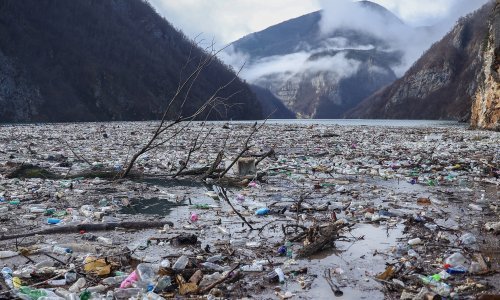 Užasne scene: Nakupine smeća plutaju Drinom