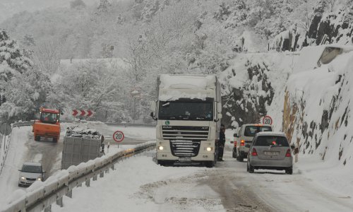 Prekinut promet na 'staroj cesti' Rijeka - Zagreb zbog tegljača koji je zapeo u snijegu