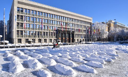 Slovenci zbunjeni: Tko je postavio snježne lijesove pred parlament?