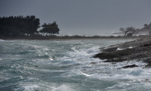 Bura rušila fasade, zatvorila ceste i čupala vodove