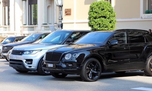 Automobili su sve širi, postali su toliko napuhani da ih je polovica preširoka za parking