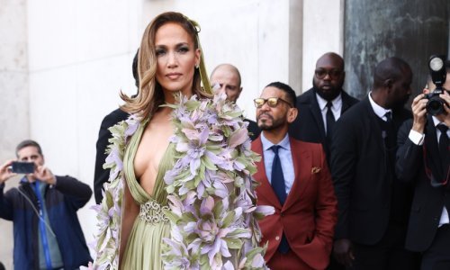 Jennifer Lopez priziva proljeće s dekolteom do pupka i okićena cvijećem