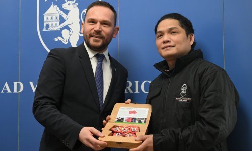 Filipincu koji je spasio djecu iz gorućeg busa uručena Turopoljska podgutnica i poklon bon