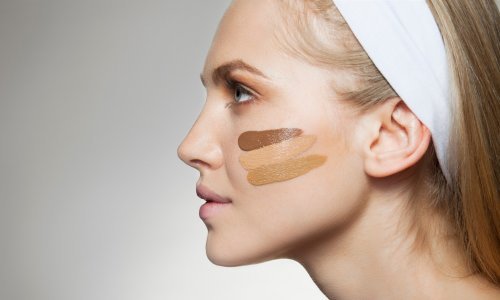 Kako izabrati idealnu nijansu pudera za lice? Evo što savjetuje legendarna Bobbi Brown