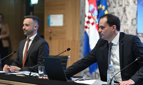 Vlada objavila koliko će rasti plaće državnih i javnih službenika