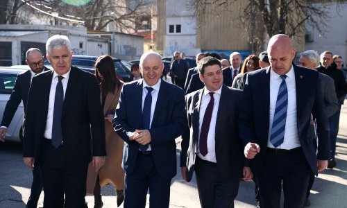 Bačić dodijelio ugovore za više desetaka projekata Hrvata u BiH vrijednih milijun eura