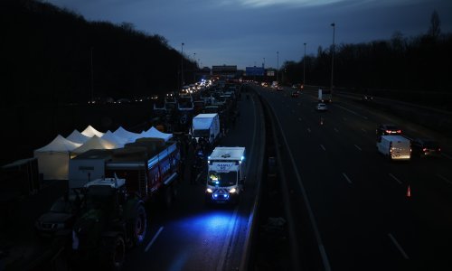 Blokirano osam ulaza u grad: Pogledajte kako su poljoprivrednici zaključali Pariz