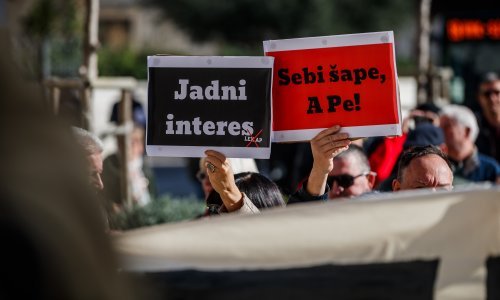 Novinarima se priključili građani u prosvjedu protiv 'lex AP': Tražimo povlačenje članka o curenju informacija