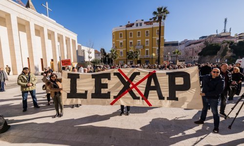 Novinari u Zagrebu i Splitu prosvjedovali protiv 'zakona opasnih namjera'