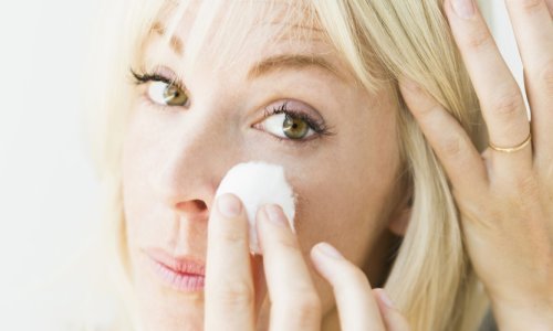 Radite li i vi ovu čestu grešku u skidanju šminke? Upravo ona izaziva bore oko očiju