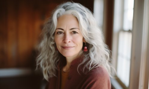 Sijede vam možda idu na živce, ali zadnje što biste trebali napraviti je čupati ih. Evo zašto