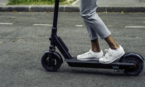 Pulska policija traži vozača romobila; naletio je na pješaka, teško ga ozlijedio i pobjegao