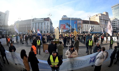 Sukobili se molitelji i prosvjednici na Trgu bana Jelačića, razdvajala ih policija