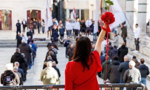 Performans umjetnice na molitvi u Splitu, vikali joj 'bježi sotono'