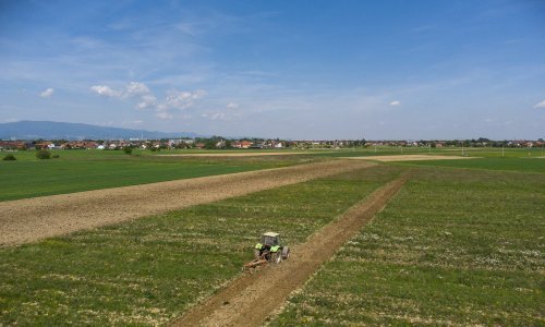 Tragedija kod Garešnice, prevrnuo se traktor i zdrobio vozača