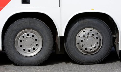 Isključen bus sa 70 putnika za BiH: Retrovizori vezani vezicama, porozne gume, loše kočnice...