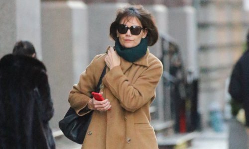 Look bez greške: Kaput koji prkosi trendovima i jeftine hit tenisice savršen su spoj