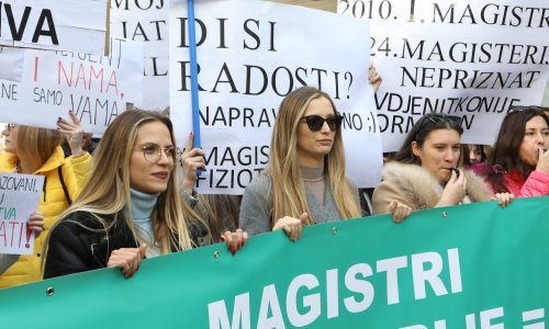 Fizioterapeuti s natpisom 'Di si, radosti' prosvjeduju ispred Beroševa ministarstva