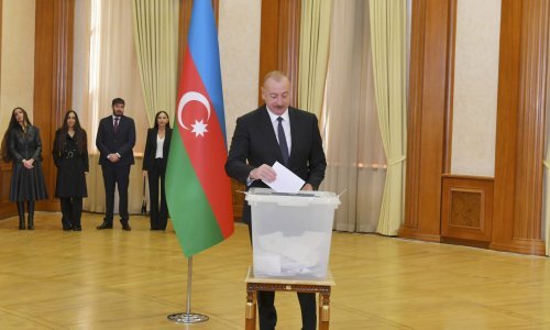 Azerbajdžanski čelnik Alijev pobijedio na predsjedničkim izborima, promatrači: Glasovanje nije legitimno