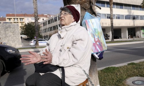 Starica se u Splitu lancem vezala za palmu: Ili riješite slučaj ili me bacite u more